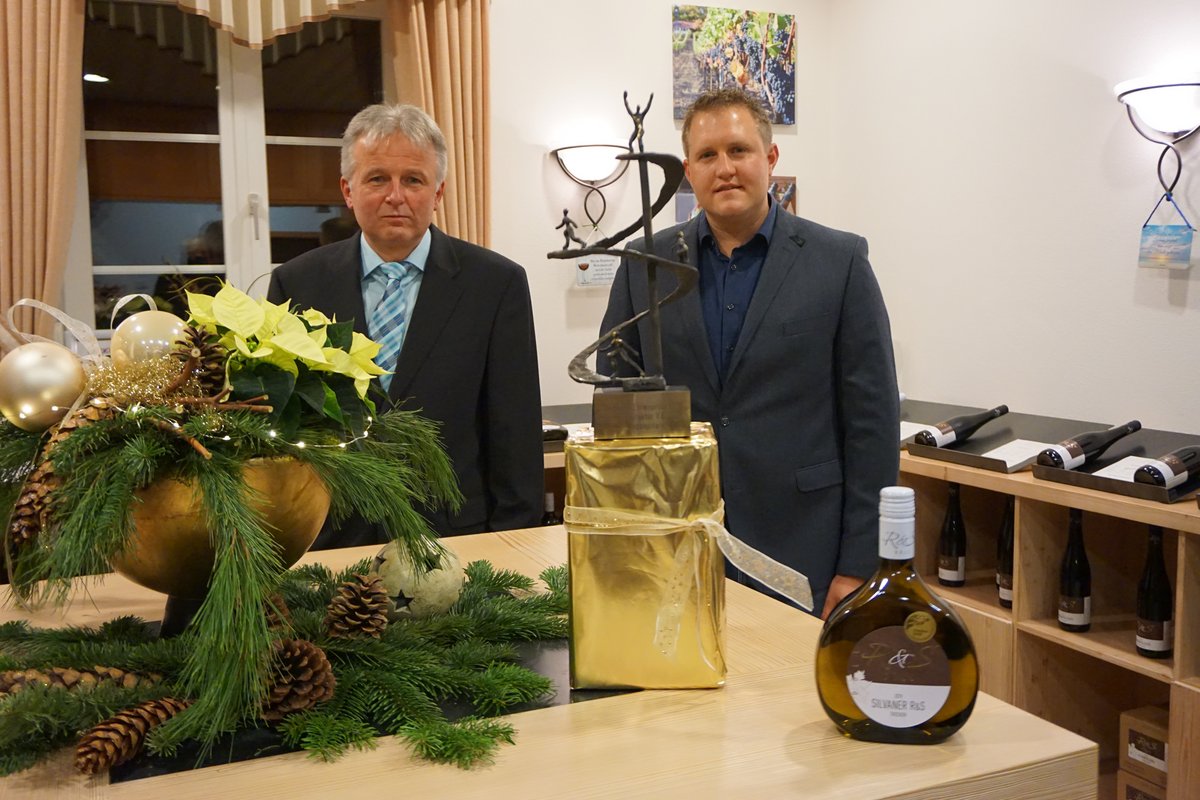 Weinprämierung: Landkreisehrenpreis 2020 geht an die Weinmanufaktur R&S Düll aus Krassolzheim © Gerd Seemann, Landratsamt