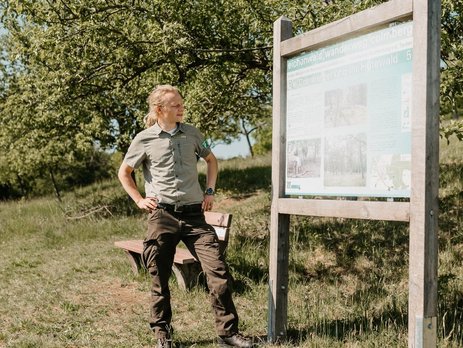 © Katrin Krauthahn Naturpark-Ranger steht vor Schild eines Lehrpfades. Foto: Naturpark Frankenhöhe