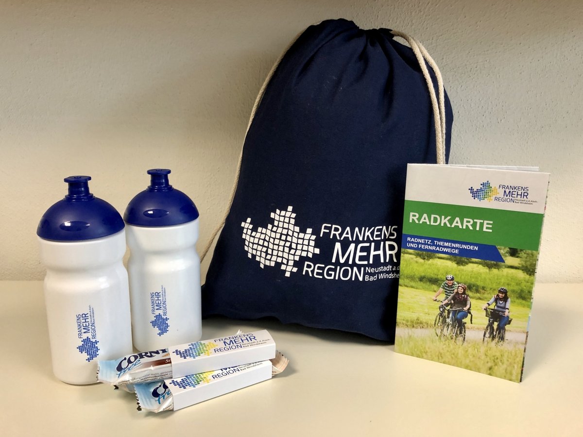 Zwei Trinkflaschen für das Fahrrad, Radkarte und Müsliriegel sind im Radel-Package des Kreistourismus
