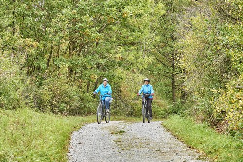 Radfahren und Kneippen trainieren und stärken das Immunsystem. 