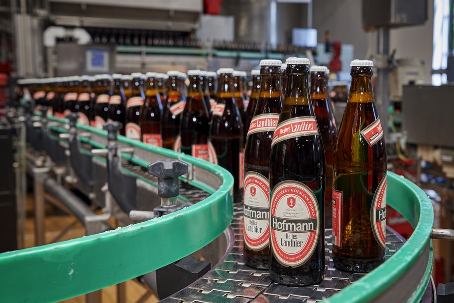 Beim Abfüllen © Florian Trykowski Beim Abfüllen in der Privatbrauerei Hofmann