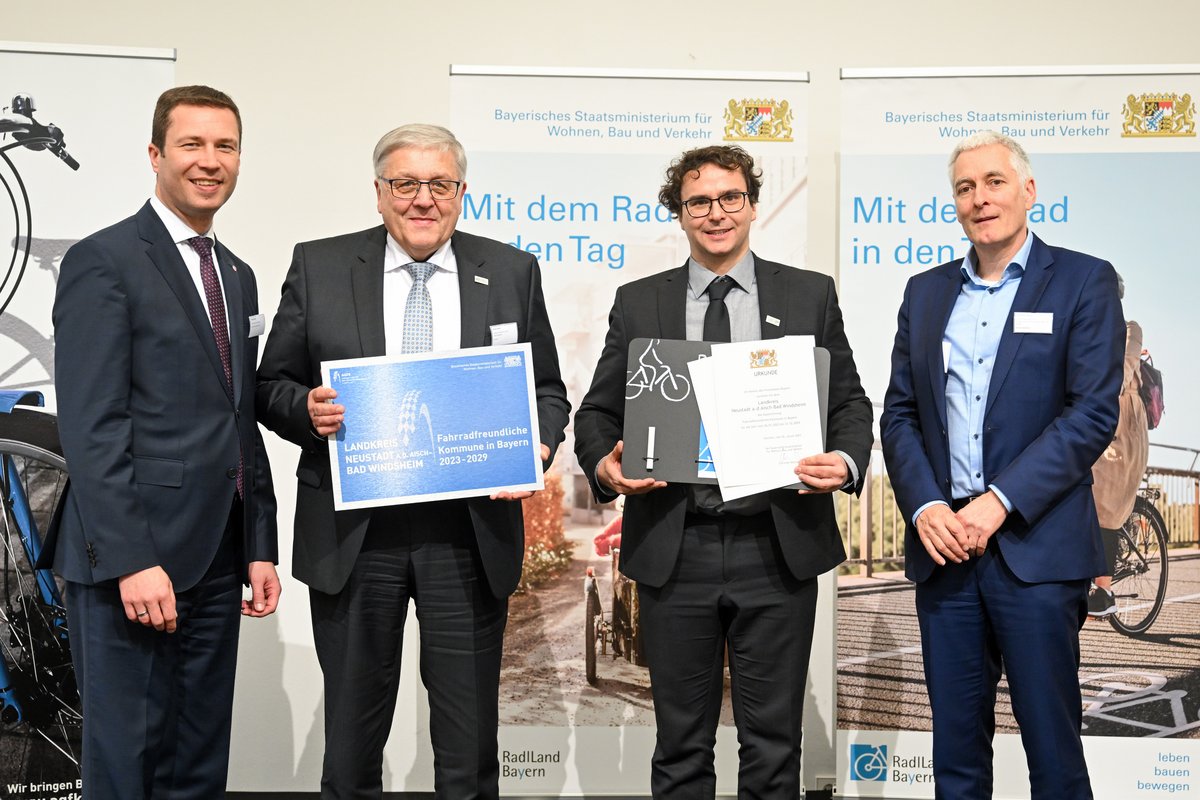 Übergabe Zertifizierung fahrradfreundlicher Landkreis Gruppenfoto: Landrat Dießl und Ministerialdirektor Dr. Thomas Gruber überreichen Landrat Helmut Weiß und Radwegebeautragtem Sebastian Haser eine Urkunde