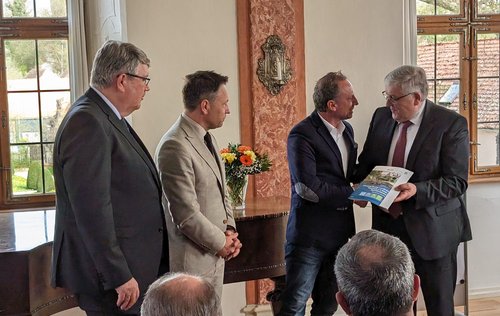 Übergabe der Broschüre an Minister Glauber