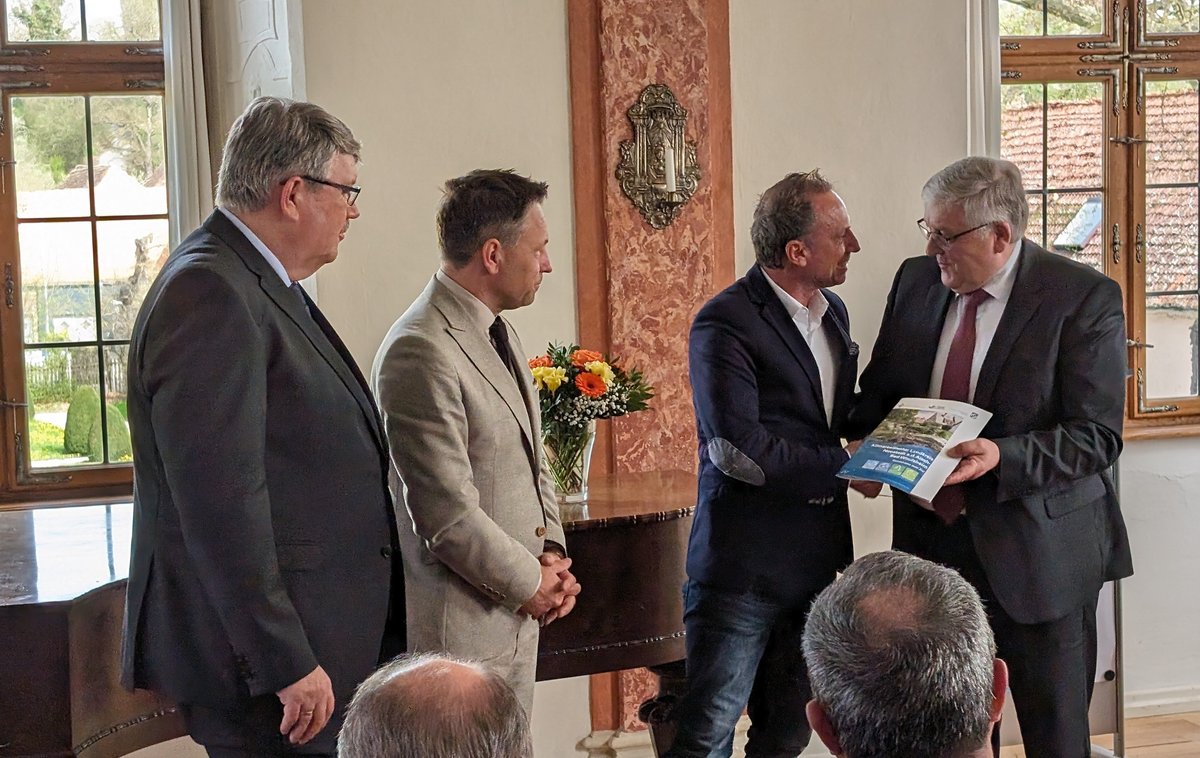 Übergabe der Broschüre an Minister Glauber Übergabe der Broschüre an Minister Glauber