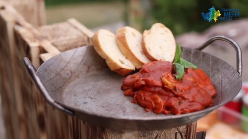 Currywurst und Weißbrot auf Teller angerichtet